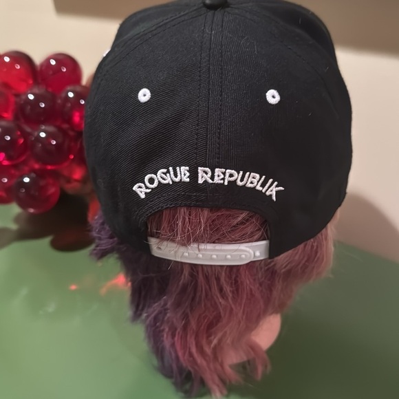Rogue ⭐️Black hat with embroidered Rogue in white - Picture 4 of 7
